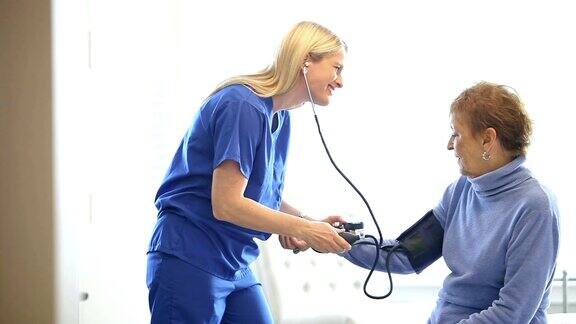 护士给老年妇女测血压