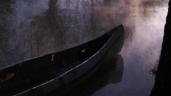 迷雾湖上的老独木舟