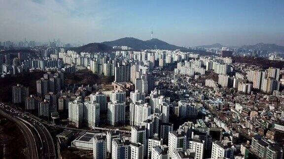 城市景观鸟瞰首尔城市和韩国首尔高速公路上的交通