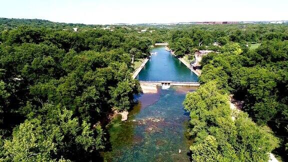 美国德克萨斯州奥斯汀市的巴顿温泉低角度清澈的泉水位于美国德克萨斯州奥斯汀市