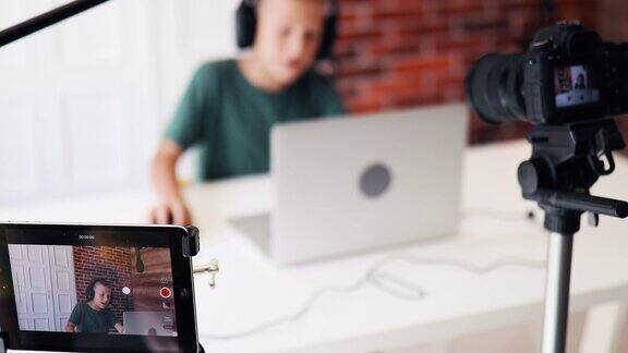 戴着耳机每天录制视频博客的青少年网红