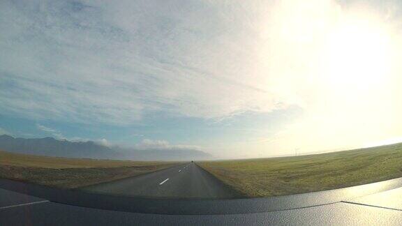 冰岛的公路之旅冰岛山区的司机视角POV从车窗看