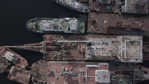 鸟瞰图停泊的旧驳船和船舶在河港