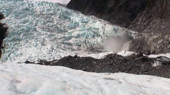 新西兰雪山中的冰川运动