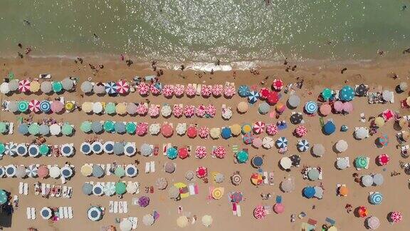 鸟瞰爱琴海海滩上的雨伞