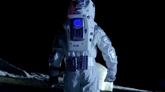 勇敢的宇航员穿着宇航服在外星星球表面行走