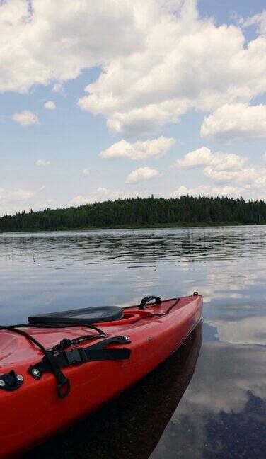 加拿大魁北克省夏天在毛里西国家公园的LacduFou湖上划皮艇
