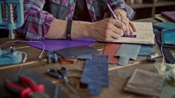 皮革工在皮革车间绘制新产品草图