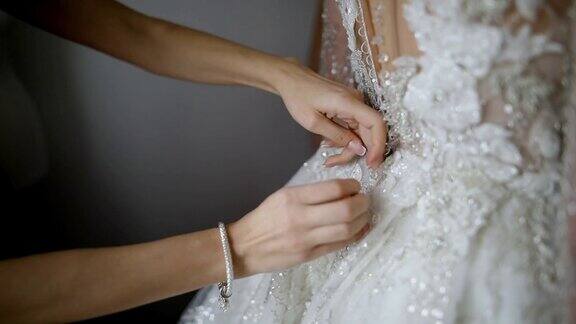 伴娘为新娘准备婚礼伴娘扣婚纱