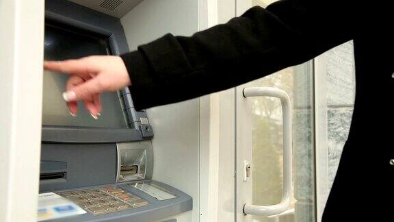 从ATM机取钱的女人