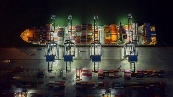 集装箱集装箱船在进出口业务和物流用起重机将货物运到港口国际水路运输鸟瞰图和俯视图
