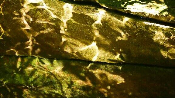 沿溪边岩石的光反射