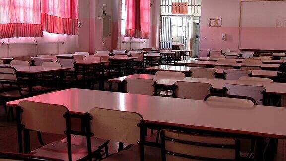 阿根廷布宜诺斯艾利斯一所公立学校的食堂里空着桌子