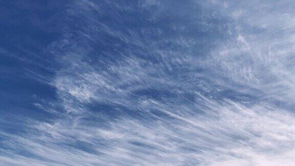 这是一段延时拍摄的画面蓝天上伸展流动的白色卷云Cloudscape日本