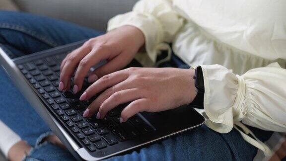 远程工作女性手拿笔记本电脑键盘打字