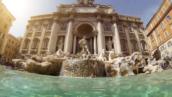 从罗马的特莱维喷泉出来