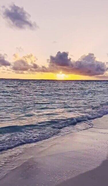 马尔代夫日落时的热带海洋海滩