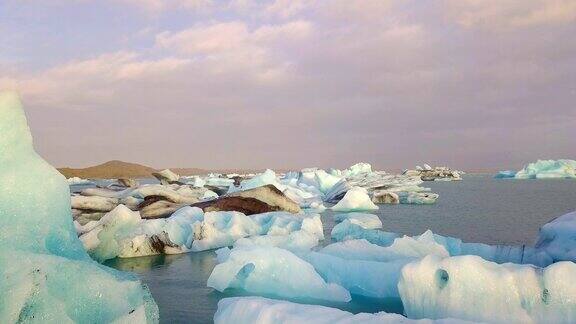 冰岛Jokulsarlon冰川泻湖清晨鸟瞰图