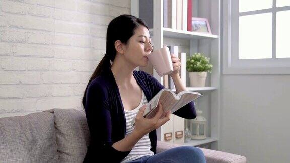 看纸质书喝热咖啡的女人