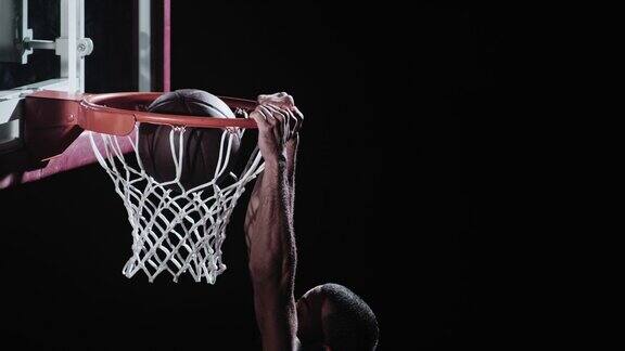 篮球运动员扣篮的特写镜头