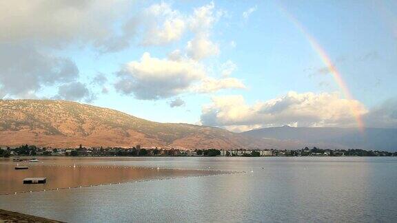 彩虹奥索尤斯湖不列颠哥伦比亚