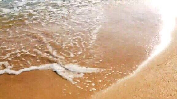 海浪在白色的沙滩上轻轻翻滚