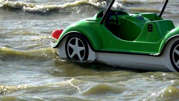 绿色塑料船在海上汽车形状和新的木制码头