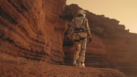 火星漫步女宇航员探索铁锈色的洞穴和岩石摸石墙爬墙