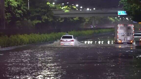 汽车被暴雨淹没了公路