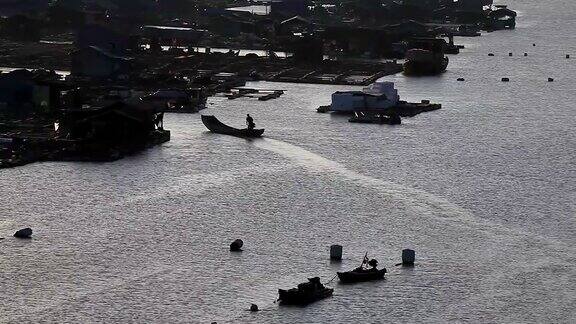 福建霞浦农民在海边养殖鲍鱼在水中放入大量笼子他们生活在海面上