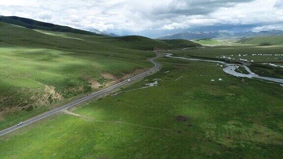 中国四川西部理塘草地上的藏族蒙古包