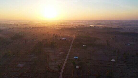 这是泰国那空拍侬府农村地区的清晨阳光