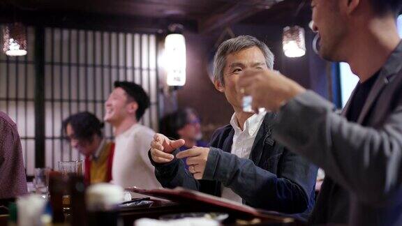 日本商人在一居酒屋浏览菜单
