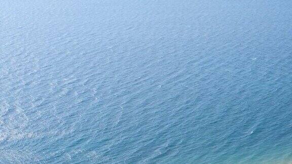 蓝色海水表面的涟漪