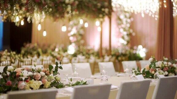 在婚宴上为一大群人用鲜花装饰餐桌