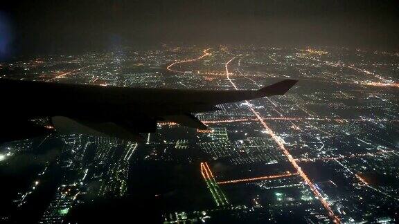4K视角从飞机机翼在夜间飞过大城市