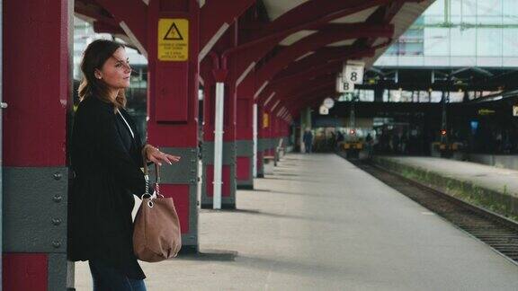 年轻女子在等火车