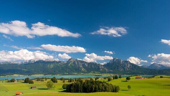 德国巴伐利亚山脉上空移动云的时间间隔