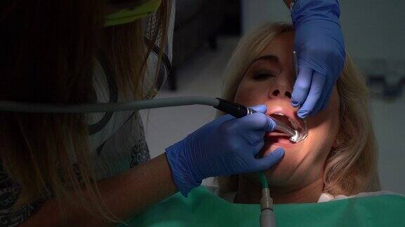 牙医给他的病人补牙