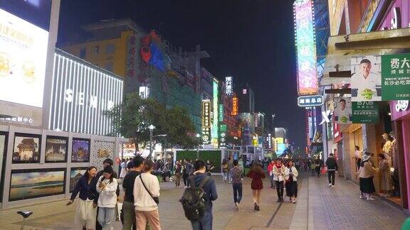 夜景时间照亮长沙市中心著名的步行街慢镜头全景4k中国