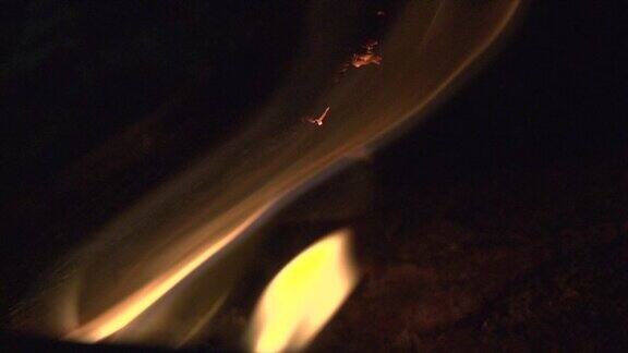 微距镜头的慢动作火焰燃烧木材漂亮的镜头你看到了飞舞的灰烬和舞动的火焰