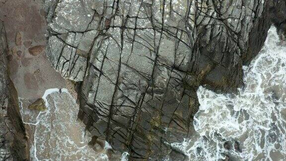 苏格兰西南部一处岩石海岸的无人机照片