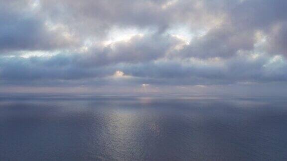 在海上的阴云密布的天空上太阳移动的鸟瞰图