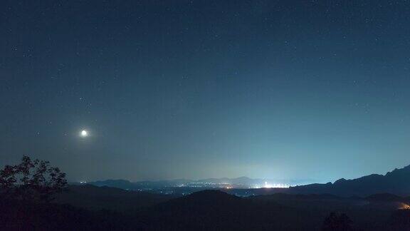 延时4k视频泰国南邦梅莫在迷雾笼罩的夜空中长时间曝光的山上星星排列(土星、月亮、金星、木星)的现象