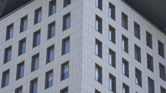 莫斯科新住宅睡眠区公寓大楼的小窗户