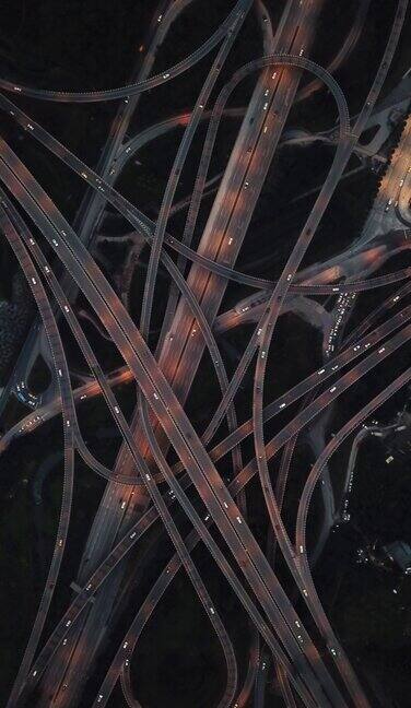 夜间天桥及繁忙交通的鸟瞰图