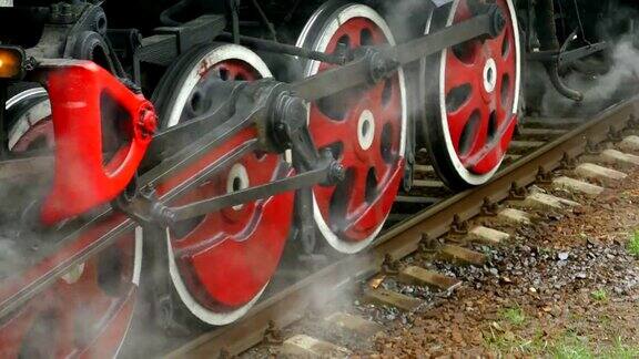 老式蒸汽机车的轮子(有声音)