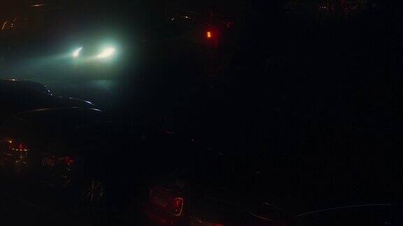 夜晚浓雾中驶过的汽车