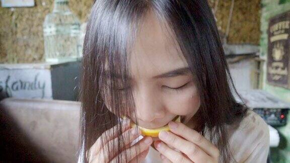 慢镜头:女人在吃橘子