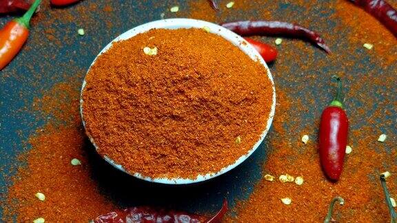 红辣椒粉在茶碗和辣椒纸视频混合辣椒纸和辣椒纸粉